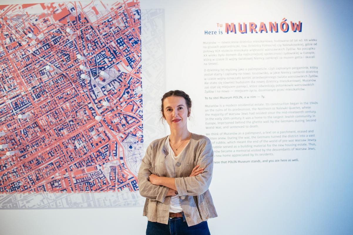 Na obrazie widzimy kuratorkę wystawy "Tu Muranów" - Kamilę Radecką-Mikulicz