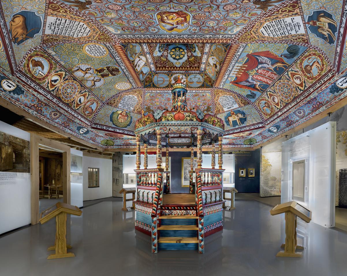 Na obrazie widzimy rekonstrukcje bimy z synagogi w Gwoźdzca.