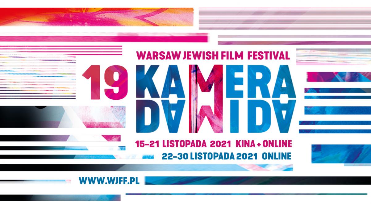 Plakat 19 edycji festiwalu Kamera Dawida. Utrzymany w barwnej - różowo-niebieskiej kolorystyce. Na śródku napisy Warsaw Jewish Film Festival. 19 Kamera Dawida. 15-21 listopada 2021 Kina + Online.