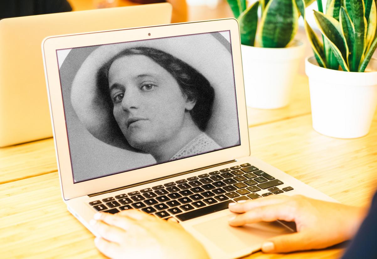Otwarty laptop. Na ekranie wyświetla się zdjęcie młodej żydowskiej kobiety.