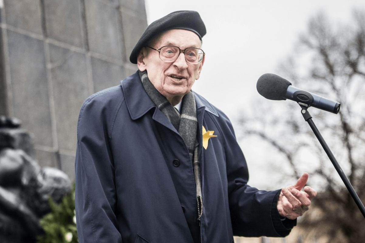 Władysław Bartoszewski z żonkilem przed Pomnikiem Bohaterów Getta podczas obchodów 72. rocznicy powstania w getcie, 19.04.2015.