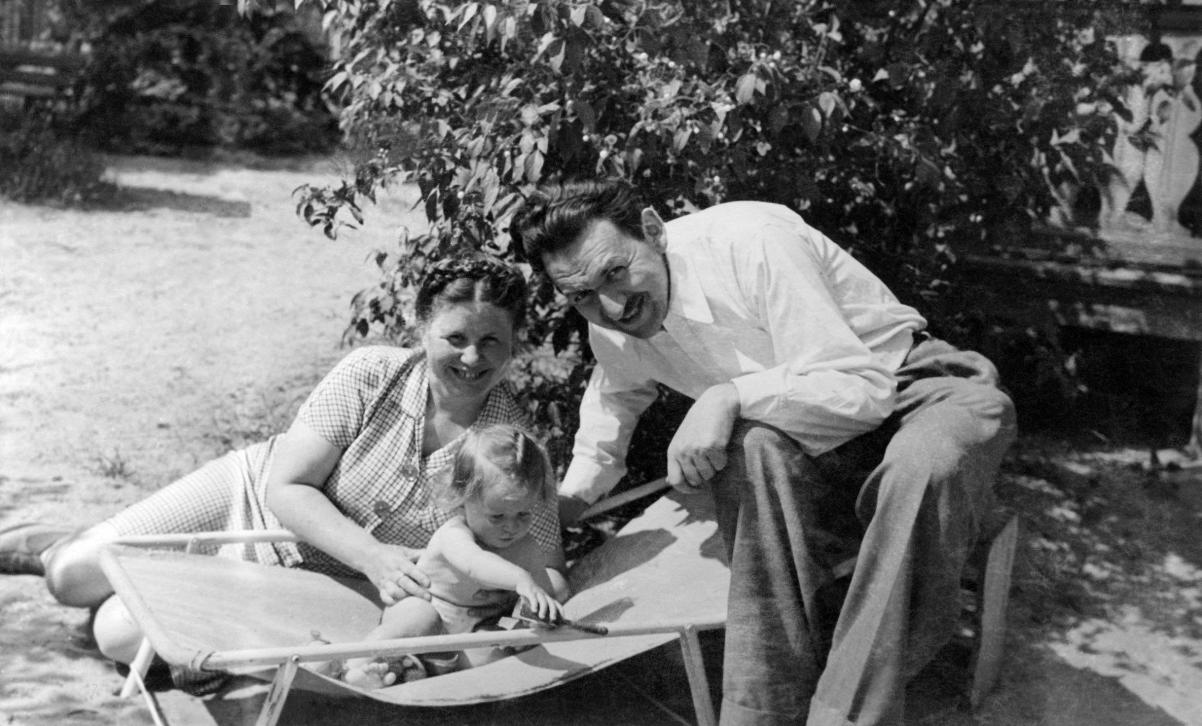 Irena Sendlerowa z mężem Stefanem Zgrzembskim (wcześniej Adam Celnikier) i córką Janiną, Radość 1948.