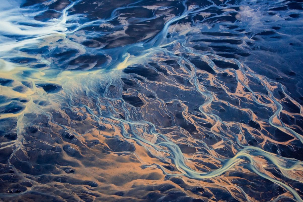 Tafla wody - kadr z filmu "Rzeka".