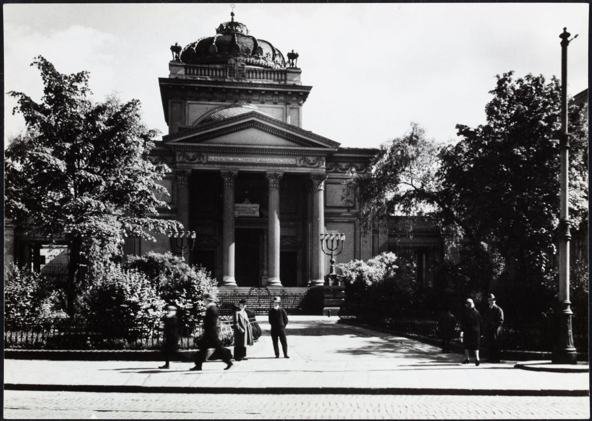 Fotografia archiwalna ze zbiorów Żydowskiego Instytutu Historycznego im. Emanuela Ringelbluma przedstawia Wielką Synagogę na Tłomackiem w Warszawie.