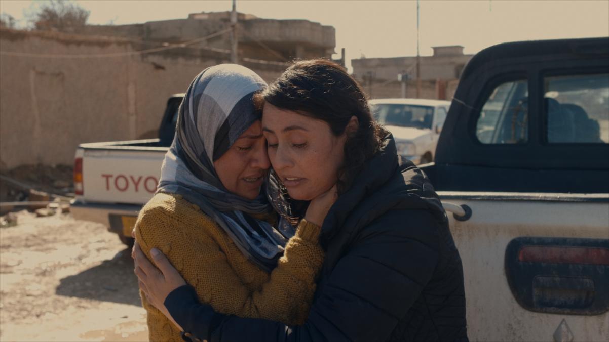 Kadr z filmu "Anioły Sindżaru" - dwie płaczące kobiety obejmują się.