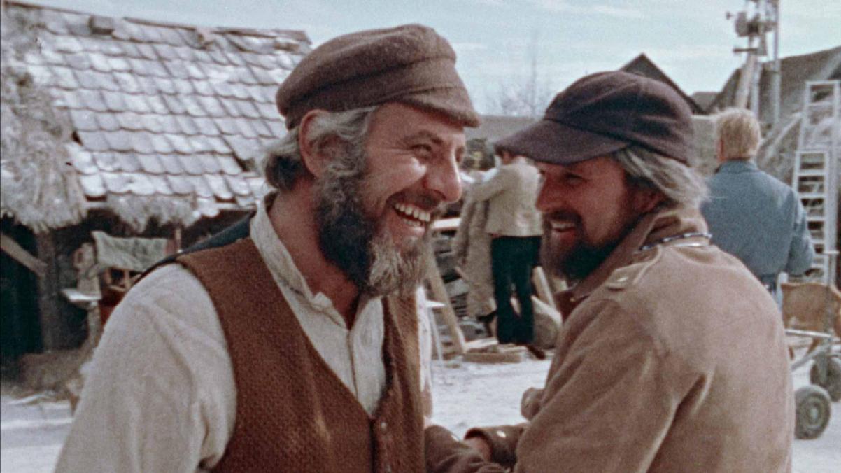Kadr z filmu "Skrzypek na dachu" - Chaim Topol, grający Tejwego, rozmawia z reżyserem filmu.
