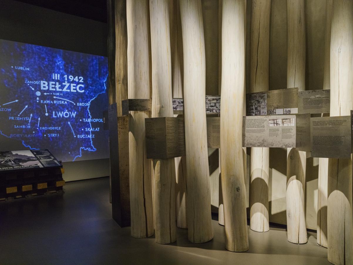 Fragment wystawy stałej w Muzeum POLIN poświęcony Zagładzie. Na ekranie wyświetla się mapa z nazwami miejscowości, m.in. Bełżec i Lwów.