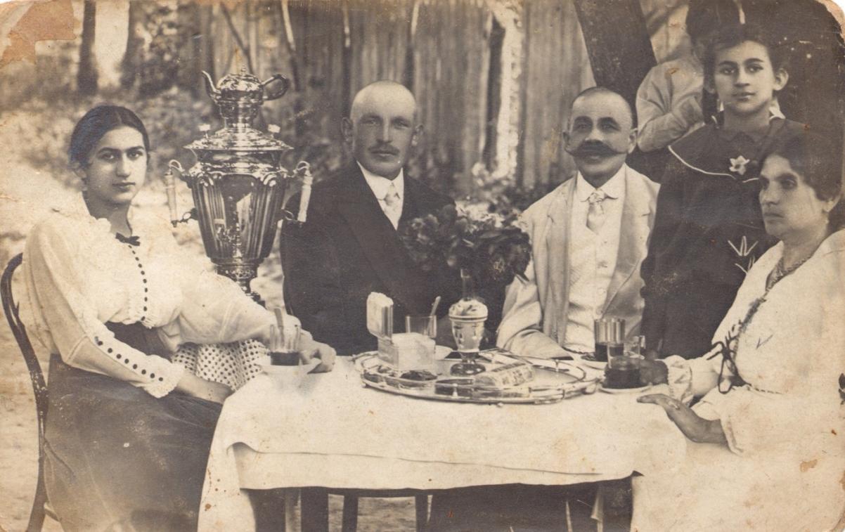 Rodzina Kołodnów przy herbacie w rodzinnym ogrodzie w 1915 roku w Pińsku.