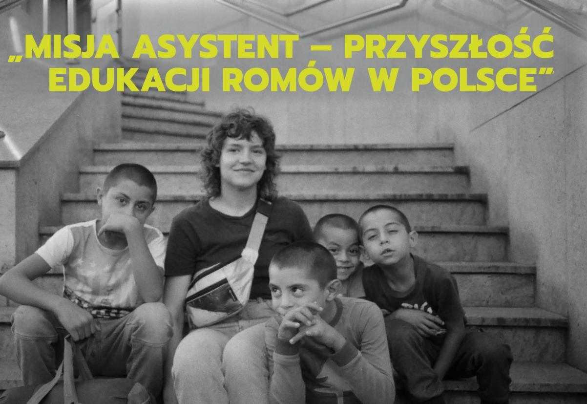 Grupa romskich chłopców siedzi na schodach z jakąś kobietą. Nad nimi napis "Misja Asystent - przyszłość edukacji Romów w Polsce".