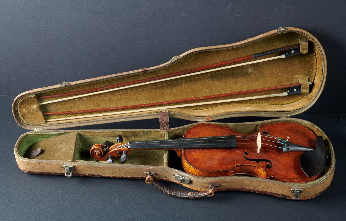 W pudełku leżą skrzypce Marka Izydora Bauera - obiekt ze zbiorów Muzeum POLIN.