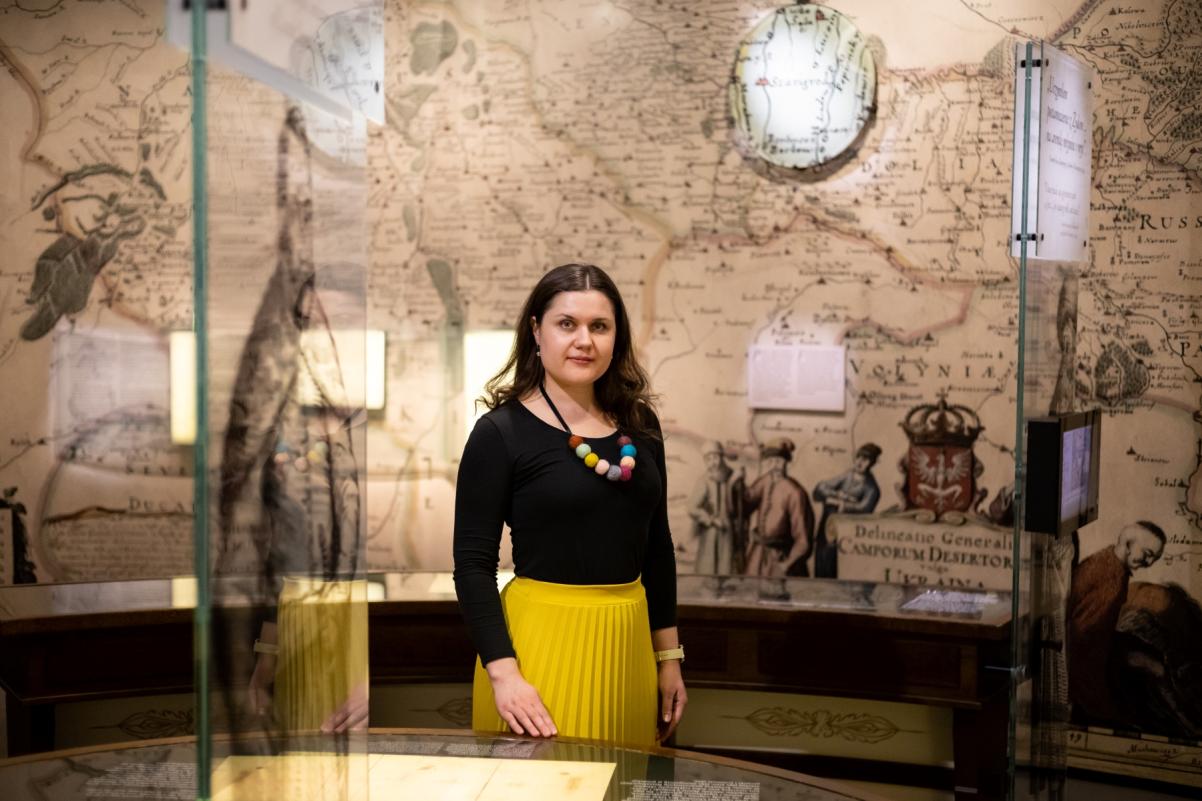 Marianna Shpak stoi w jednej z galerii na wystawie stałej w Muzeum POLIN.