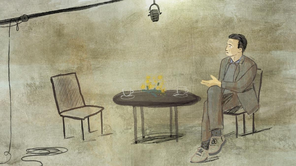 Marek Edelman sitting by the table. Next to it there is an empty chair. One the table there daffodils and two cups.