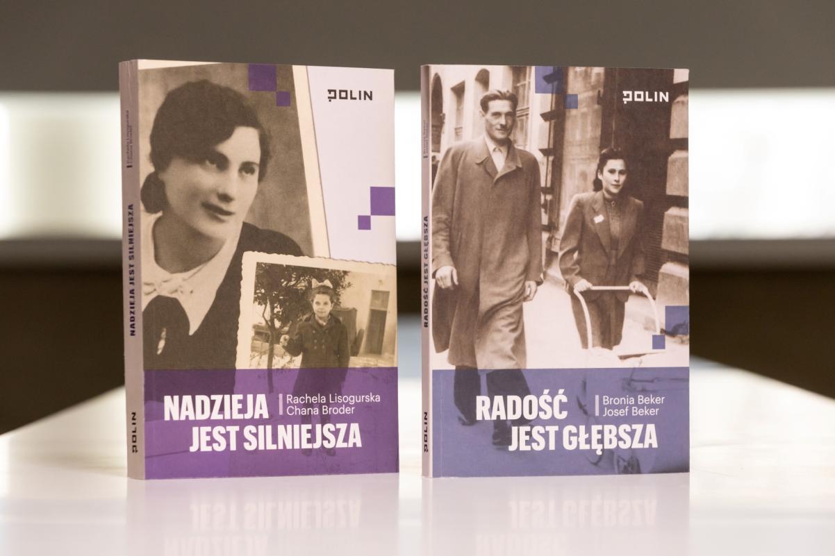 Na stole stoją dwie książki: "Nadzieja jest silniejsza" i "Radość jest głębsza", wydane przez Muzeum POLIN.