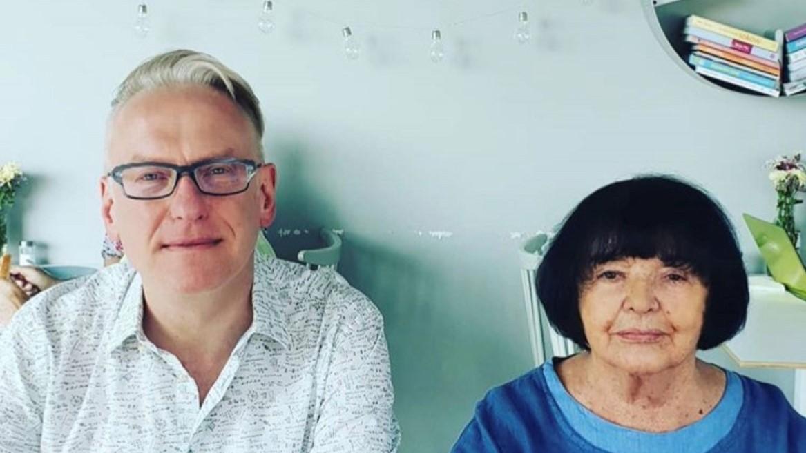 Mariusz Szczygieł i Hanna Krall siedzą obok siebie w mieszkaniu.