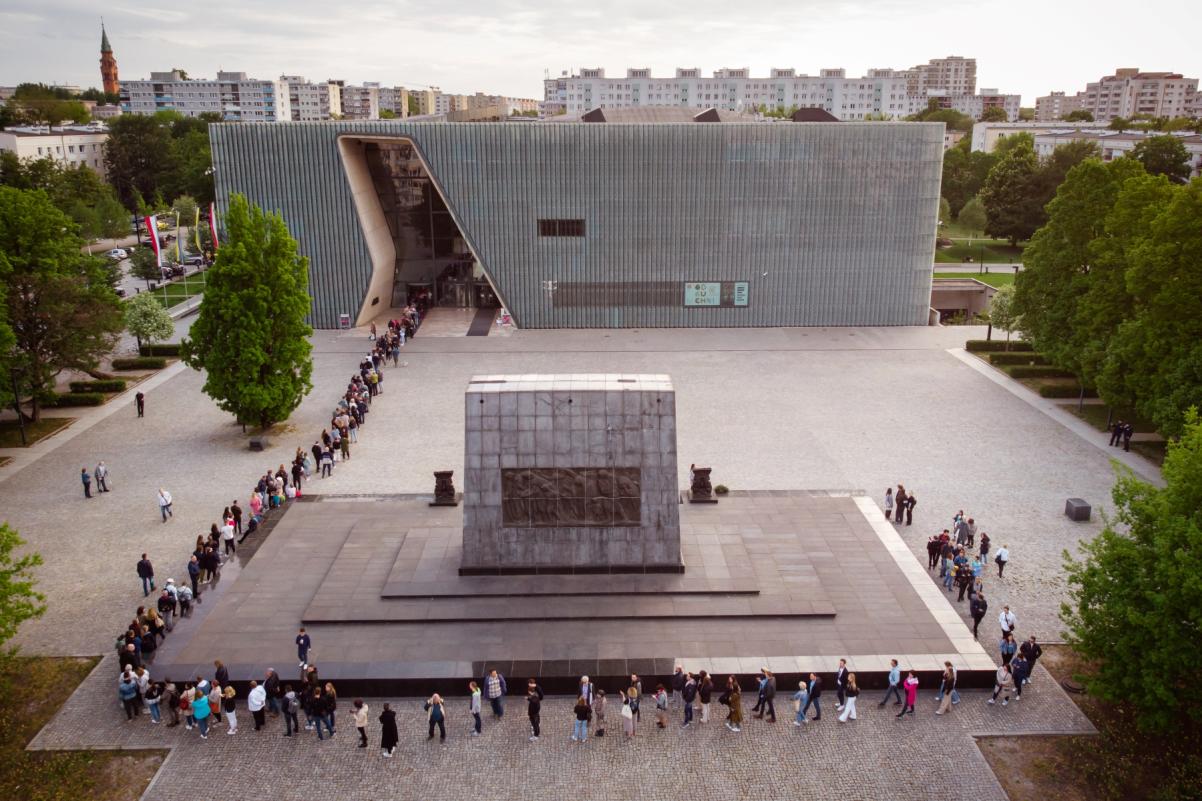 Kolejka do Muzeum POLIN z okazji Nocy muzeów. Zawija aż za pomnik Bohaterów Getta.