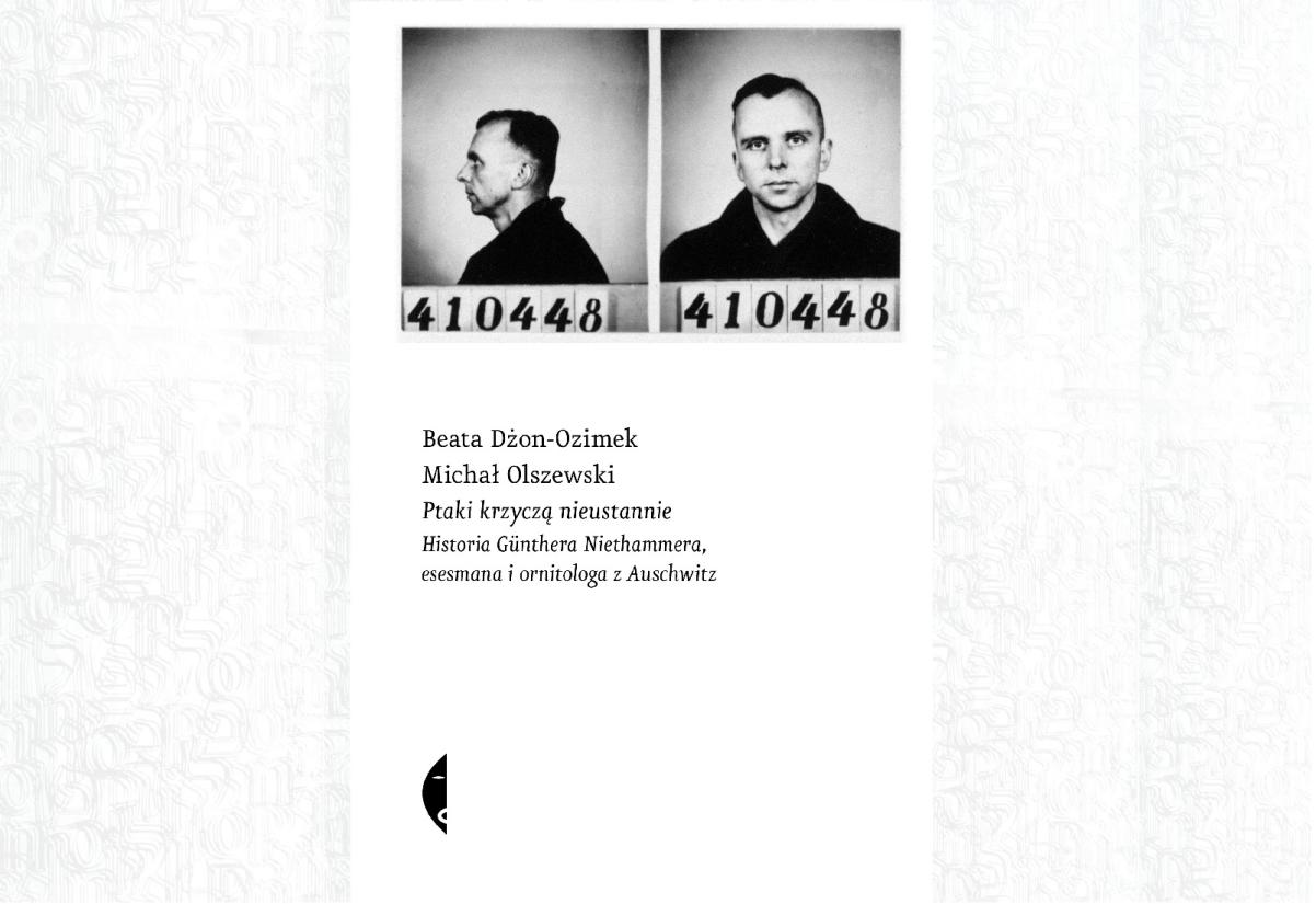 Na okładce książki dwa czarno-białe zdjęcia Günthera Niethammera. Poniżej nazwiska autorów i tytuł książki "Ptaki krzyczą nieustannie. Historia Günthera Niethammera, esesmana i ornitologa z Auschwitz".
