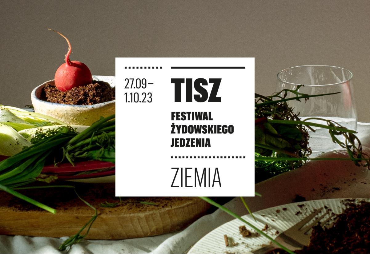 Na desce leżą por i koper. Obok stoją pusta szklanka oraz doniczka z odwróconą ogonkiem do góry rzodkiewką. Na środku kwadrat z napisem TISZ Festiwal Żydowskiego Jedzenia. Ziemia, 27.09-1.10.2023