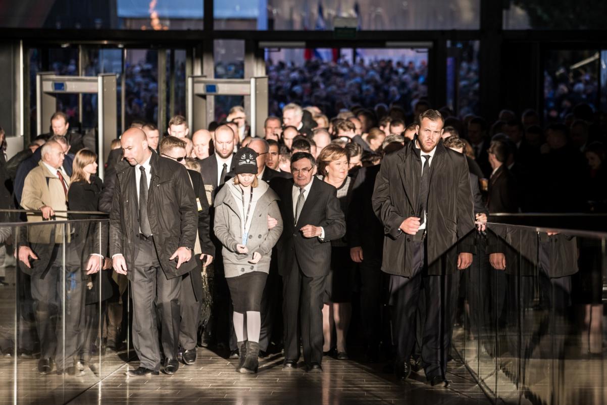 Uroczystości otwarcia wystawy stałej w 2014 roku - goście, w tym Marian Turski i absolwentka Szkoły Lauder-Morasha, wchodzą do Muzeum POLIN.