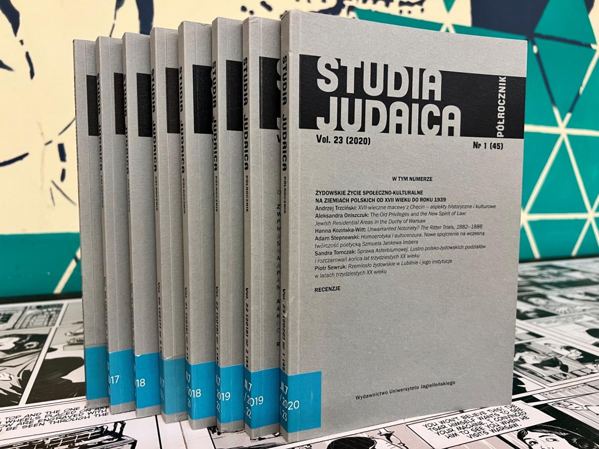 Kilka czasopism "Studia Judaica" ustawionych pionowo obok siebie.