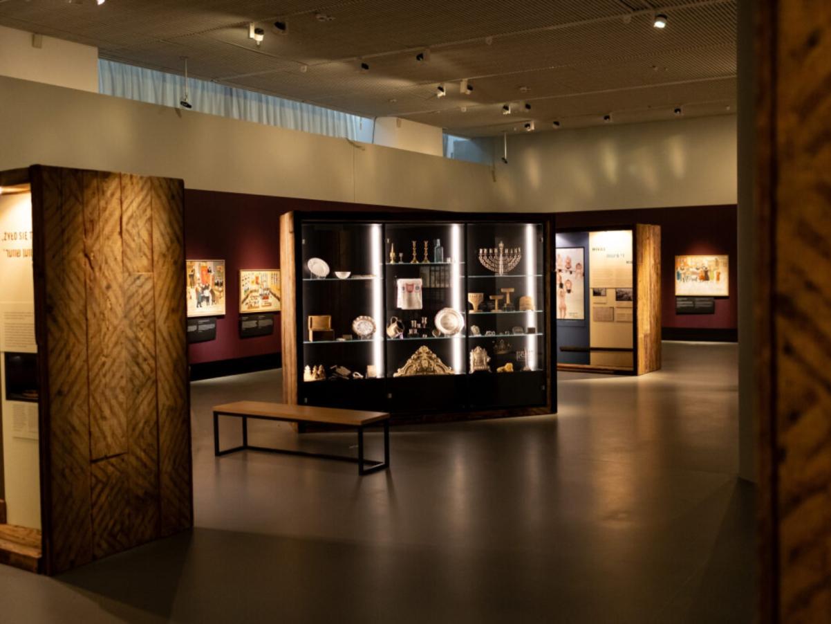 Wnętrze wystawy czasowej "(po)ŻYDOWSKIE..." w Muzeum POLIN - gabloty i obrazy.