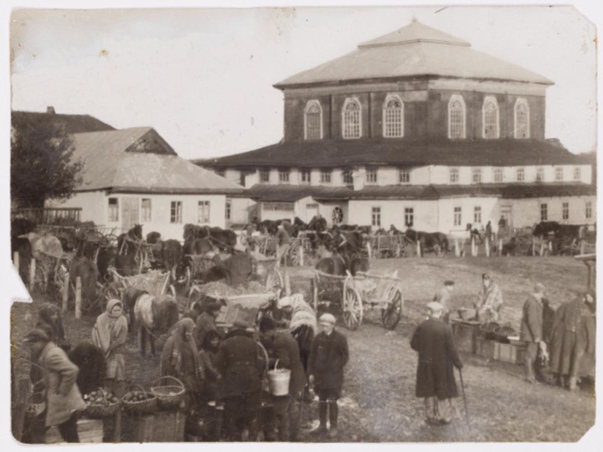 Horochów. W dzień targowy, na rogu rynku w pobliżu synagogi kupcy sprzedają owoce z koszy.