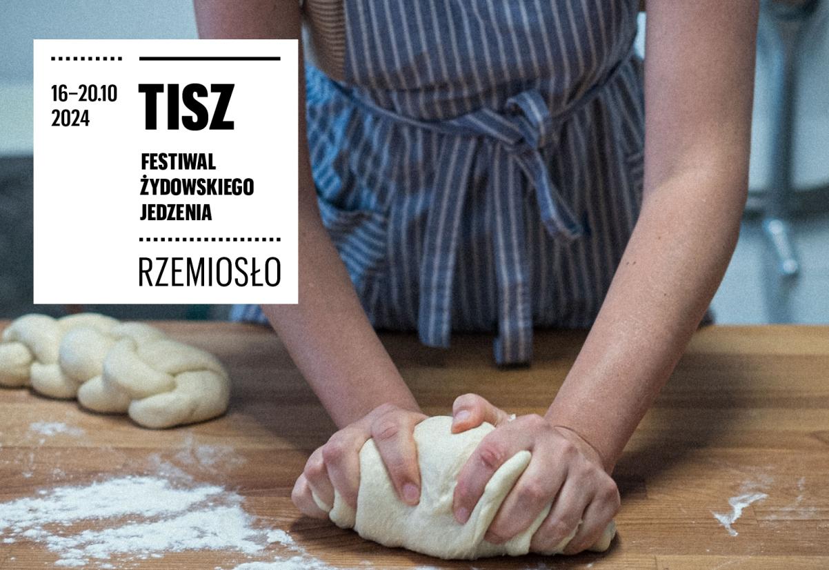 Kobieta wyrabia ciasto, obok leży upleciona surowa chałka. Z lewej strony napis TISZ. Festiwal Żydowskiego Jedzenia. RZEMIOSŁO, 16-20.10.2024.