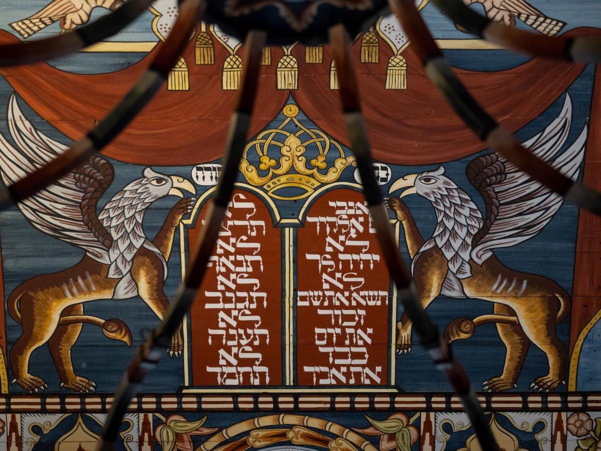 Rysunek na sklepieniu rekonstrukcji synagogi z Gwoźdźca - gryfy stoją przy tablicy z dekalogiem.