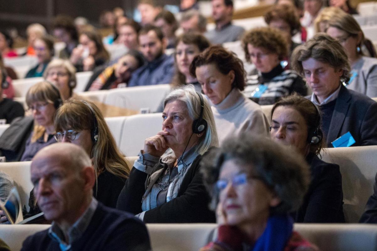 Międzynarodowa konferencja dla nauczycielek i nauczycieli „Polsko-żydowskie dziedzictwo Rzeczpospolitej. Wyzwania pamięci i edukacji.”, Na zdjęciu widownia sali wykładowej - na fotelach ustawionych w rzędach siedzą mężczyźni i kobiety, słuchając wykładu