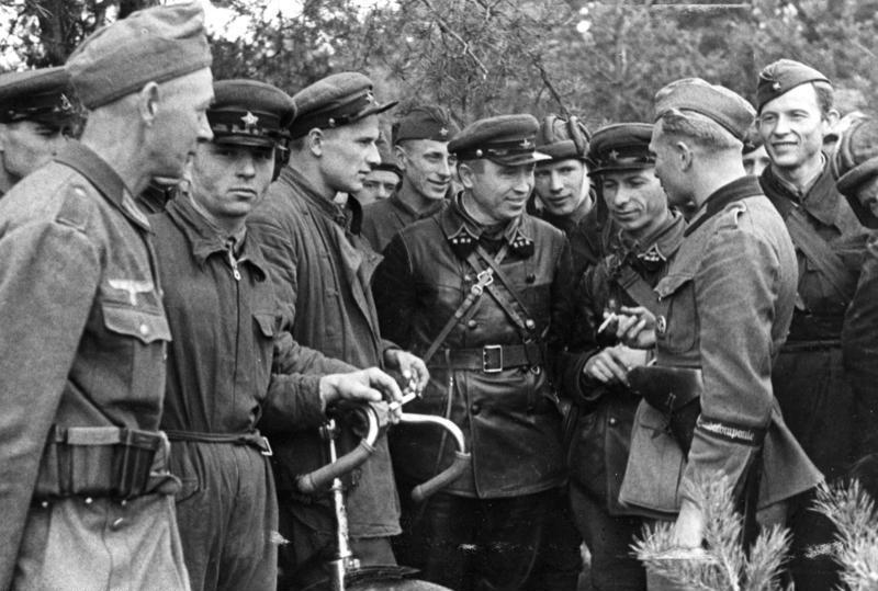 17 września 1939 roku Związek Radziecki rozpoczął inwazję na Polskę. Fotografia archiwalna przedstawia żołnierzy w mundurach.