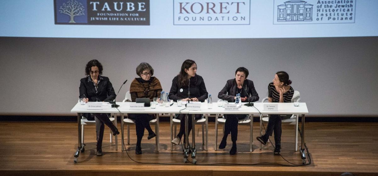 Pięć kobiet przy stole dyskusyjnym podczas konferencji.