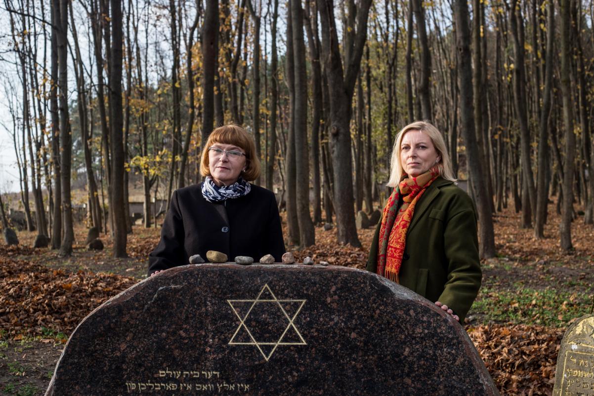 Nominowani do Nagrody POLIN 2019: Dorota Budzińska i Jolanta Konstańczuk. Na zdjęciu Dorota Budzińska i Jolanta Konstańczuk stoją za macewą na cmentarzu żydowskim.
