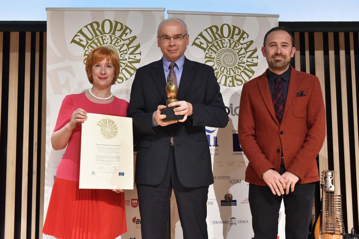 Przedstawiciele założycieli Muzeum POLIN odbierają nagrodę Europa Nostra 2016 dla najlepszej instytucji kultury - w środku Prof. Dariusz Stola, ówczesny dyrektor muzeum