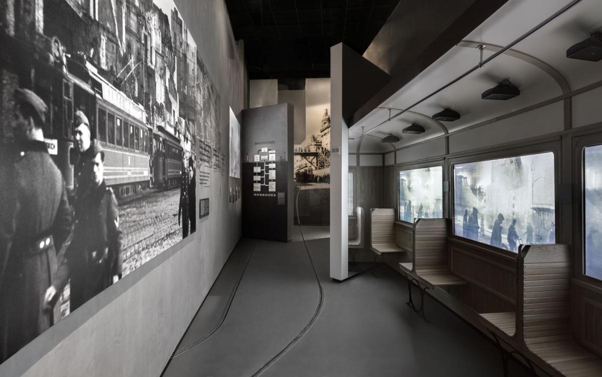 Galeria "Zagłada" na wystawie stałej w Muzeum Polin. Sala z tramwajem, który przejeżdżał ze strony aryjskiej przez getto.