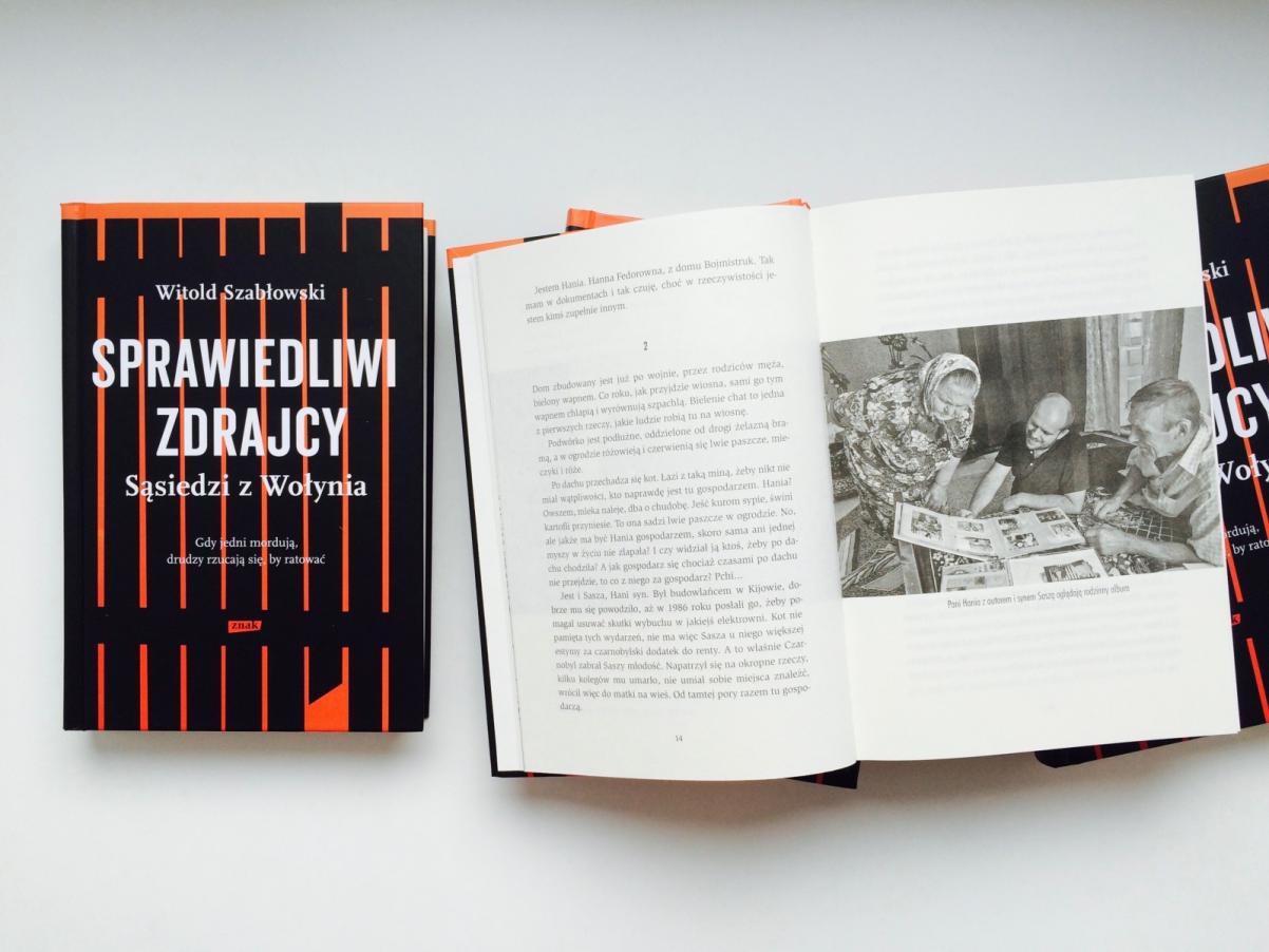 Okładka książki "Sprawiedliwi zdrajcy". Obok ta sama książka, tyle że otwarta.