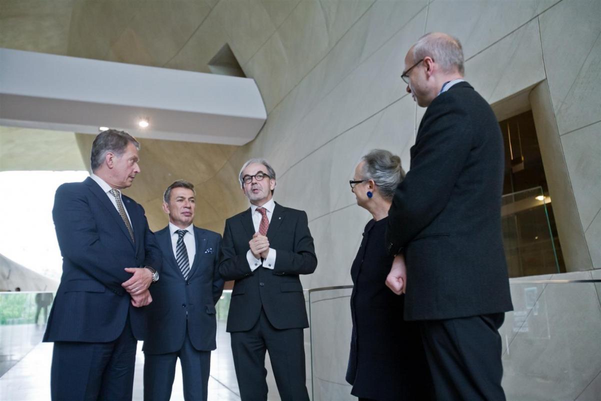 Muzeum POLIN. Dariusz Stola i Barbara Kirschenblatt-Gimblett przyjmują delegację w holu głównym.