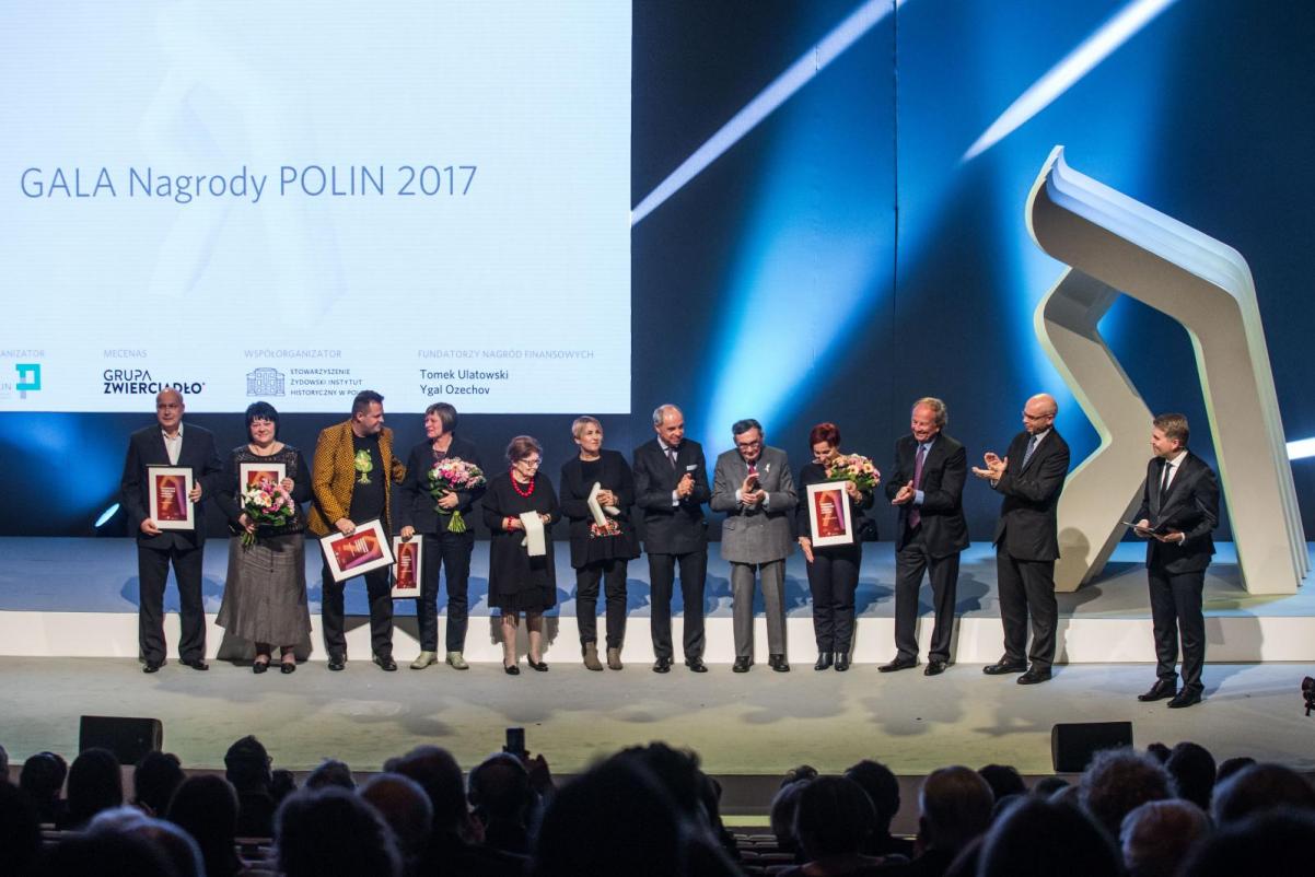 na scenie grupa laureatów nagrody Polin rok 2017