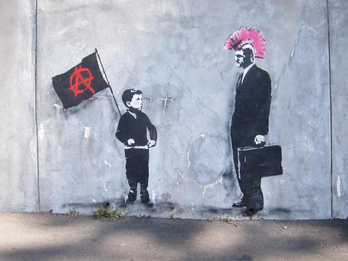 Mural przedstawia mężczyznę i chłopca. Mężczyzna ma różowy irokez, a chłopiec trzyma flagę z logo Antify.