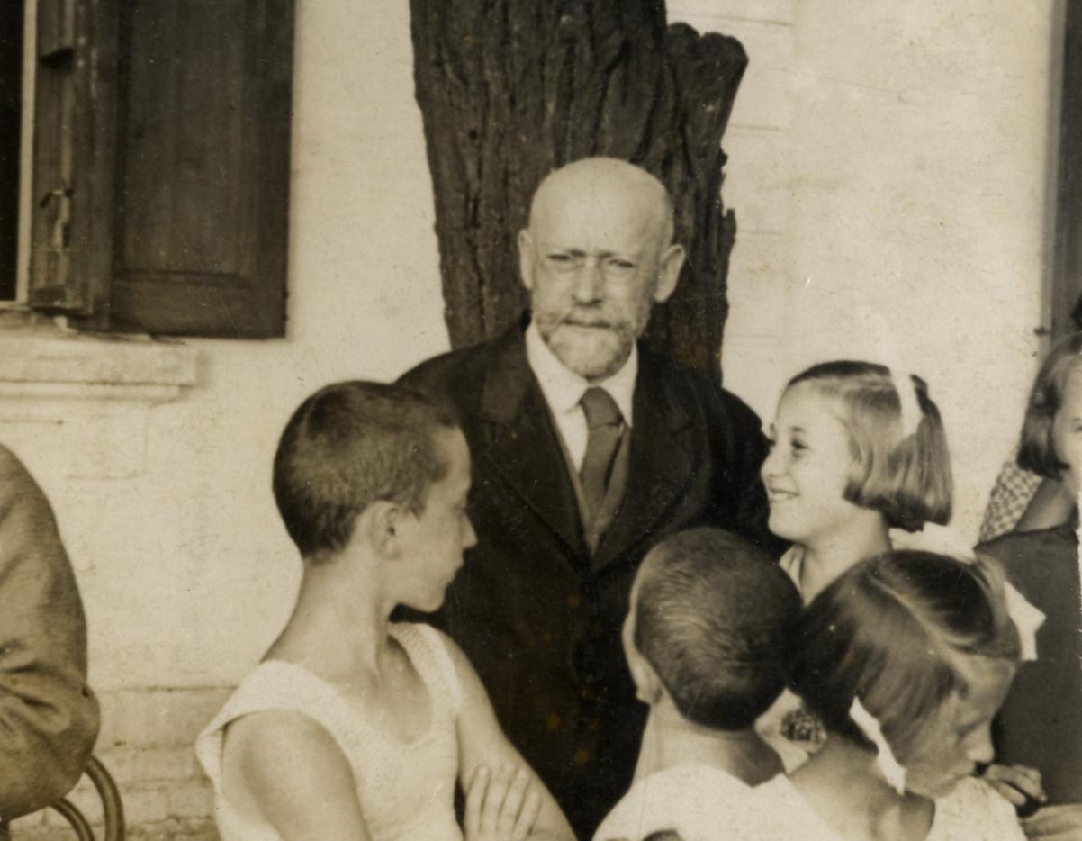 Janusz Korczak w otoczeniu dzieci z prowadzonego przez niego Domu Sierot
