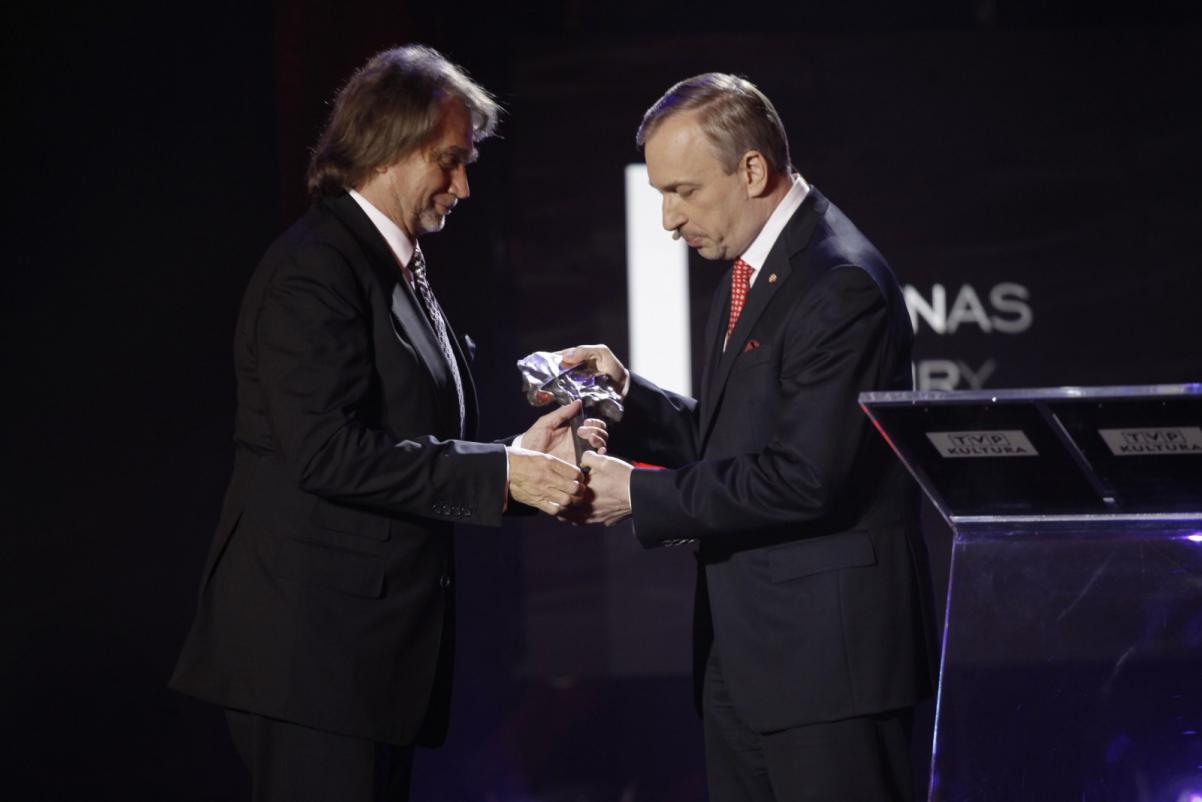 Jan Kulczyk odbiera nagrodę od ministra kultury.
