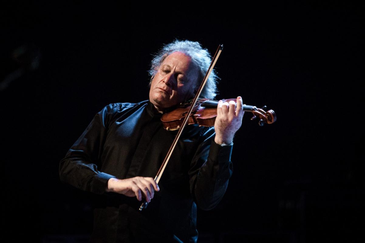Michael Guttman gra na skrzypcach
