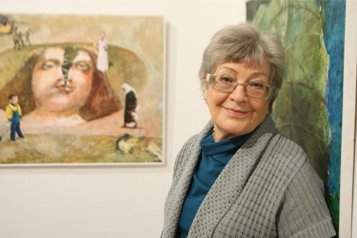 Mona. Opowieść o życiu malarki. Starsza kobieta w okularach uśmiecha się.