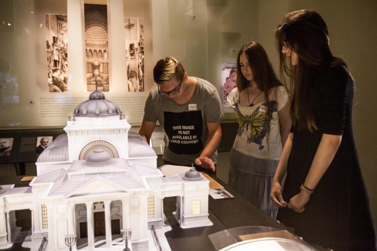 Młodzież na wystawie "1000 lat historii Żydów Polskich" - zdjęcie ilustracyjne