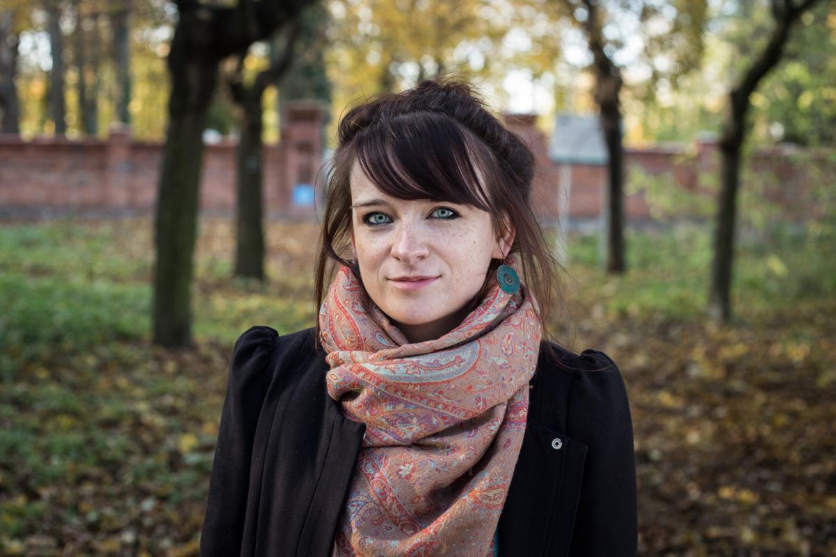 Nominowani do Nagrody POLIN 2019: Natalia Bartczak. Na zdjęciu Natalia Bartczak wśród drzew w okolicy cmentarza w Wińsku