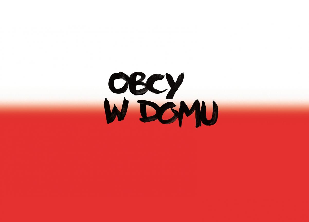 Na biało-czerwonej fladze znajduje się napis Obcy w domu. Wokół Marca '68.
