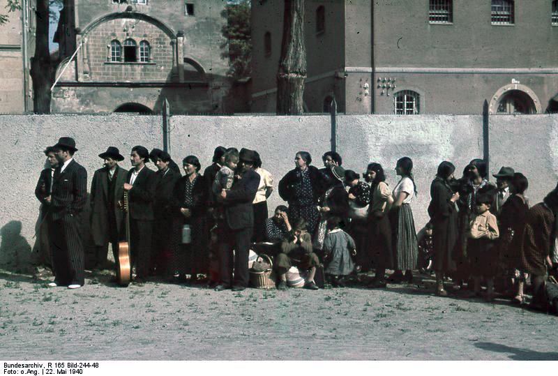 Grupa Romów stłoczona w getcie.