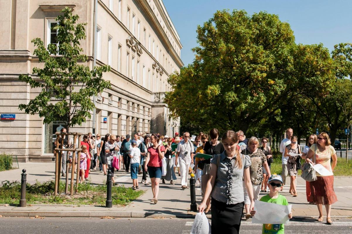 Grupa osób na przejściu dla pieszych.