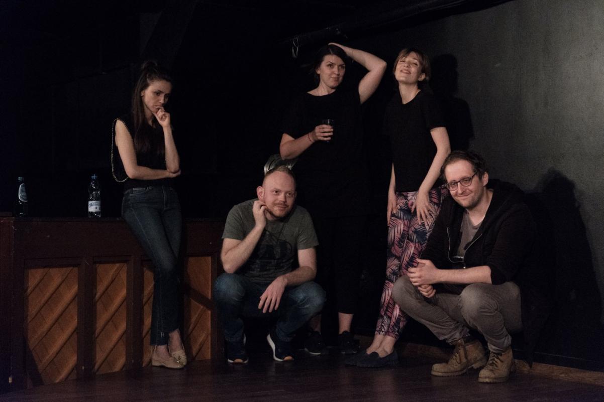 grupa aktorów na scenie podczas spektaklu