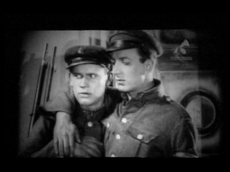 Kadr z filmu "Szaleńcy". Dwaj żołnierze obejmują się.