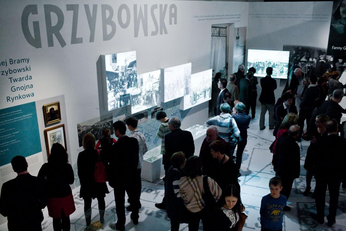 Grupa ludzi na wystawie w muzeum.