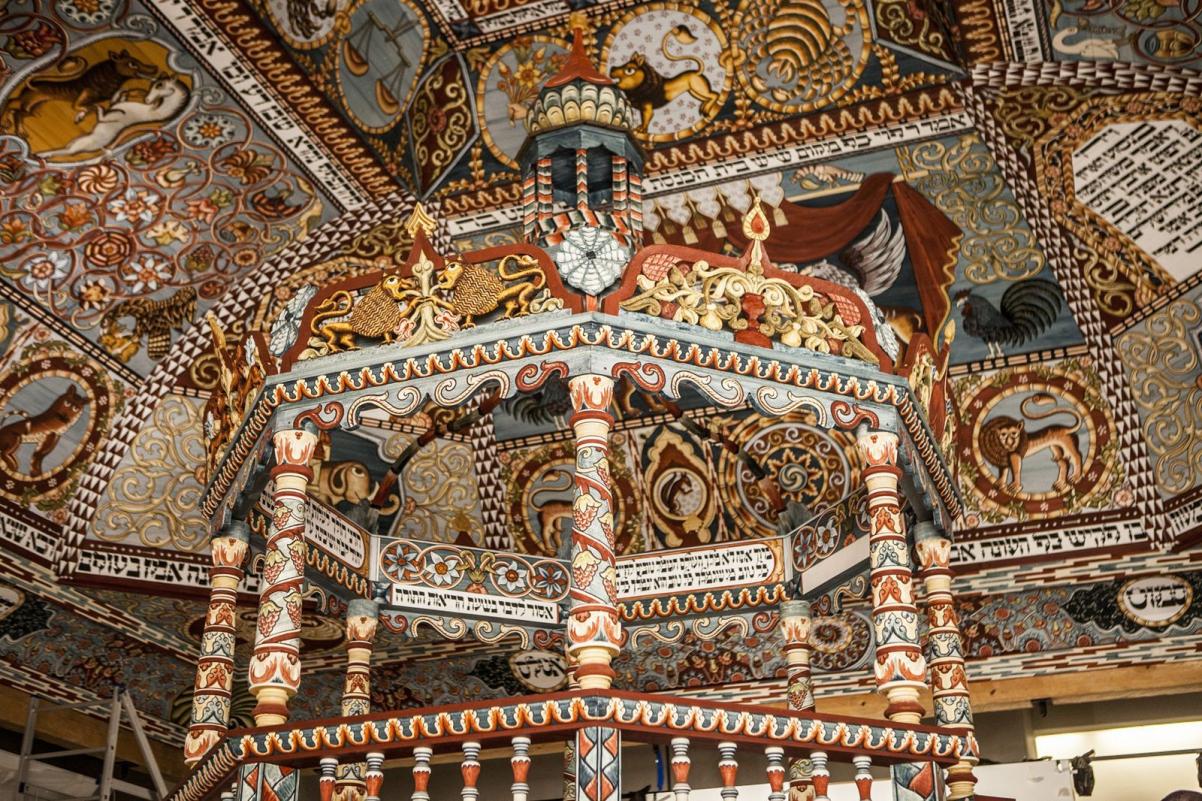 Bima - drewniana konstrukcja ze zdobieniami, część zrekonstruowanej synagogi, która znajduje się w Muzeum POLIN.